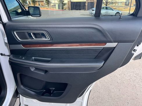 Used 2017 Ford Explorer Platinum image 30