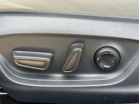 Used 2019 Toyota Avalon Limited image 22