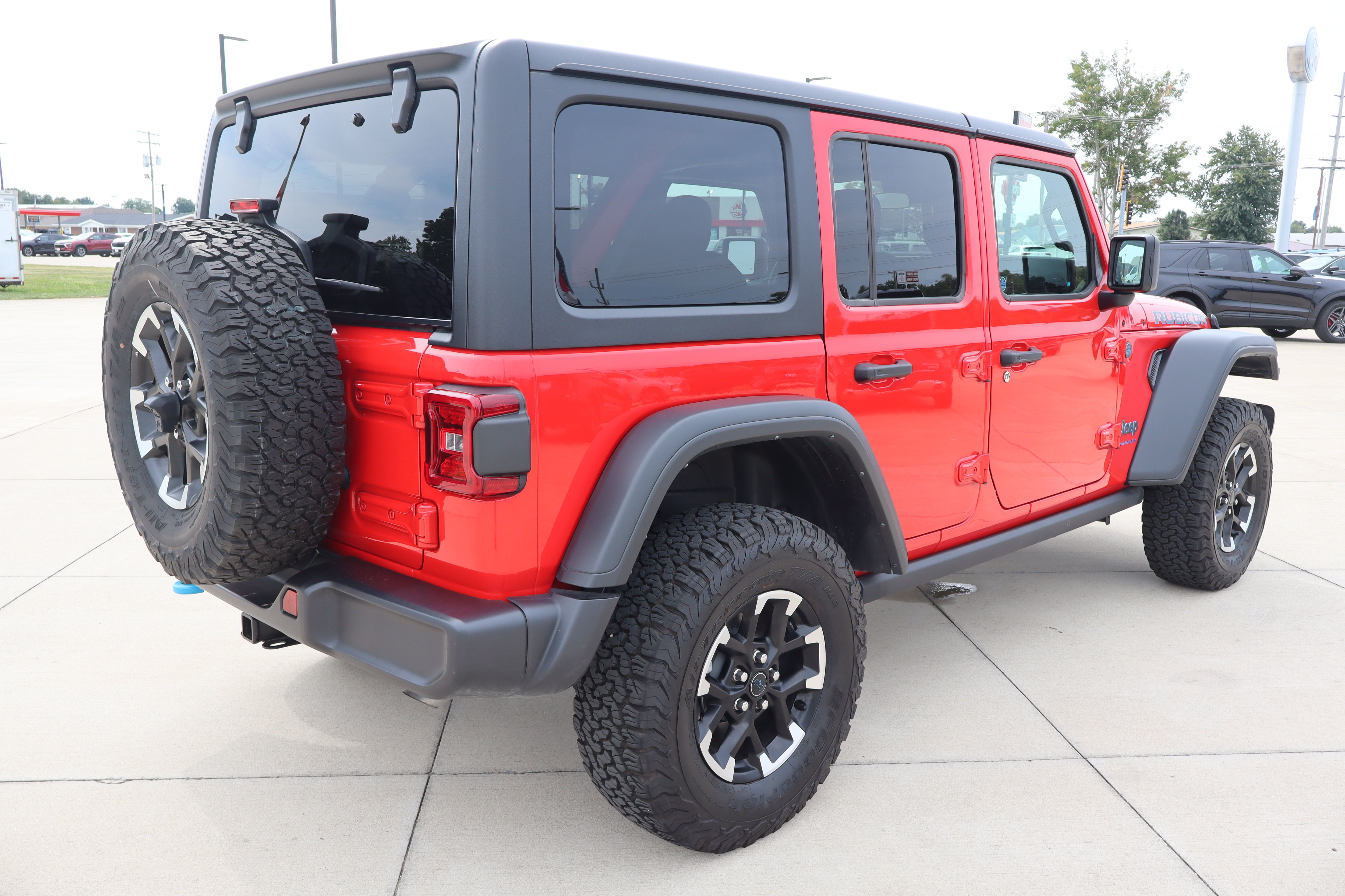 Used 2025 Jeep Wrangler Unlimited Rubicon 4xe w/ Convenience Group AWD/4WD image 5