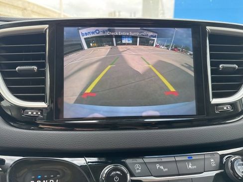 Used 2024 Chrysler Pacifica Touring-L image 17