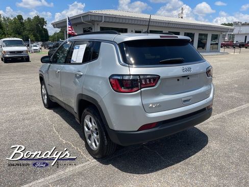 Used 2025 Jeep Compass Latitude AWD/4WD image 12