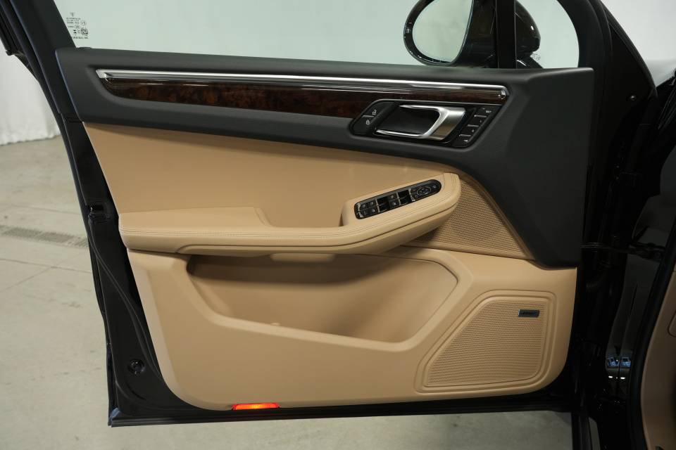 Certified 2026 Porsche Macan AWD/4WD image 24