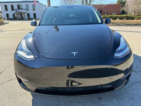Used 2022 Tesla Model Y Long Range image 11