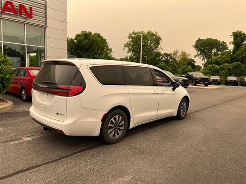 Used 2024 Chrysler Pacifica Limited FWD image 15