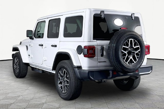 Used 2026 Jeep Wrangler Unlimited Sahara AWD/4WD image 4