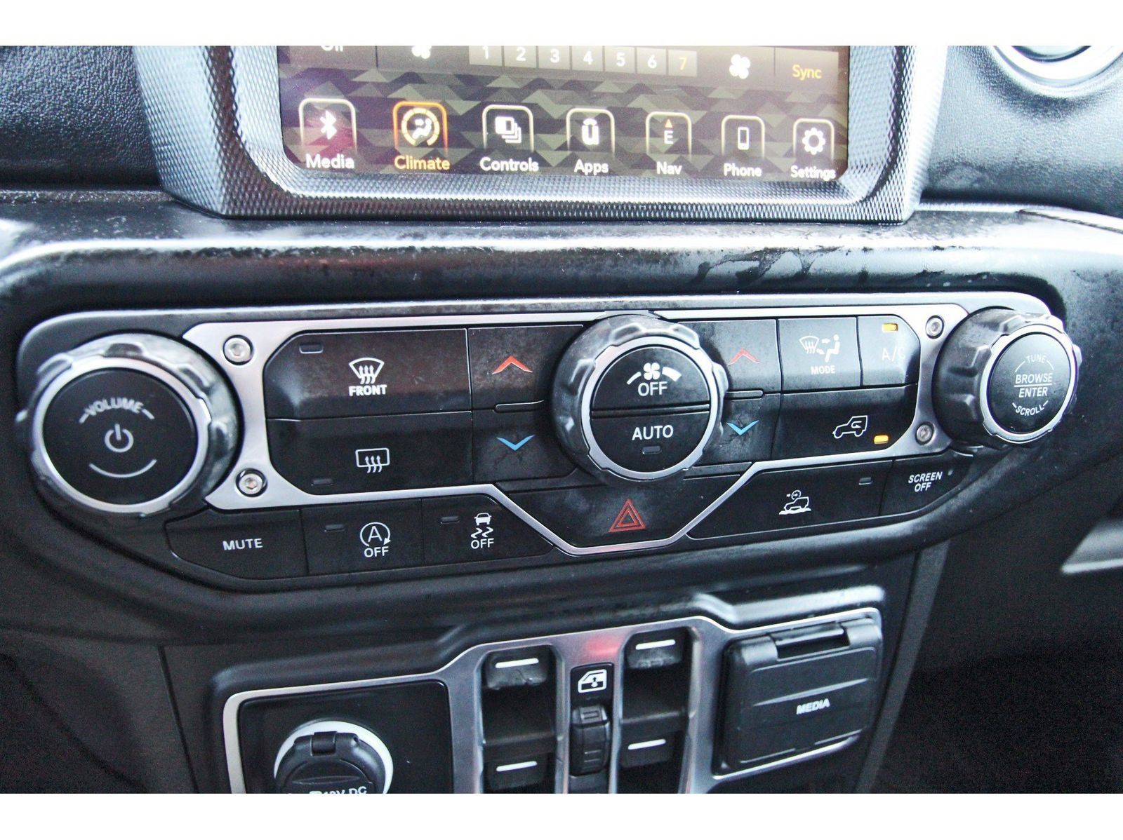 Used 2022 Jeep Gladiator Overland w/ Popular Equipment Package AWD/4WD image 27