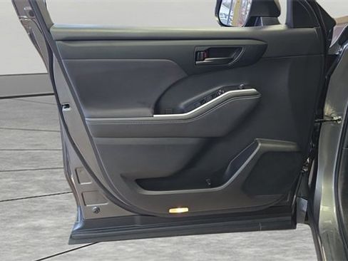 Used 2023 Toyota Highlander L image 25