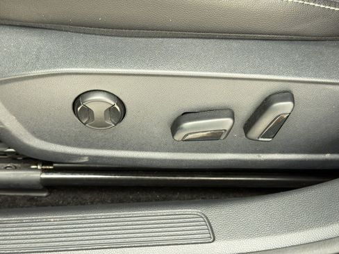 Used 2025 Volkswagen Jetta SE FWD image 14