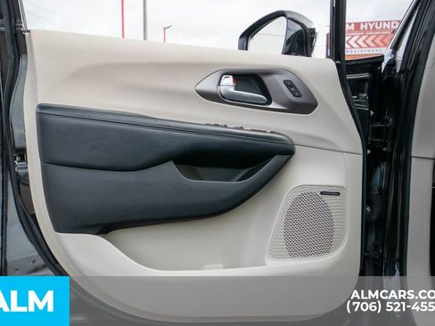 Used 2017 Chrysler Pacifica Limited image 36