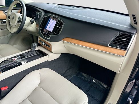 Used 2022 Volvo XC90 T6 Momentum w/ Advanced Package image 31