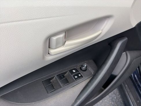 Used 2022 Toyota Corolla LE image 12