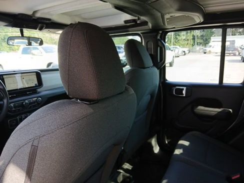 Used 2025 Jeep Gladiator Sport image 31