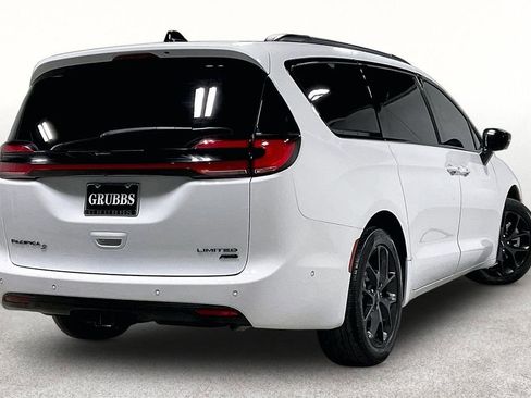 Used 2024 Chrysler Pacifica Limited w/ Uconnect Theater Family Group AWD/4WD image 2