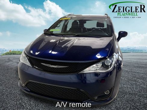 Used 2018 Chrysler Pacifica Touring-L Plus w/ S Appearance Package FWD image 9