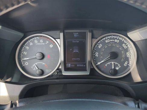 Used 2017 Toyota Tacoma SR5 w/ SR5 Appearance Package (SM) RWD image 18