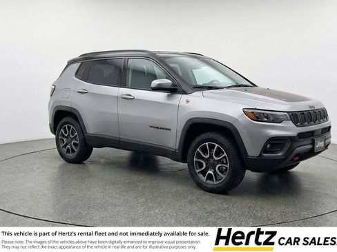 Used 2025 Jeep Compass Trailhawk image 1