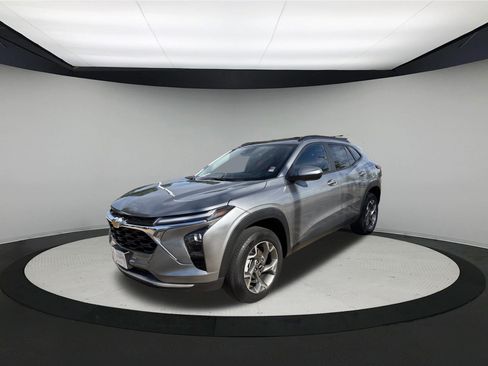 Used 2025 Chevrolet Trax LT FWD image 3
