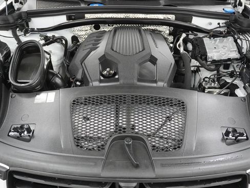 Certified 2025 Porsche Macan image 16