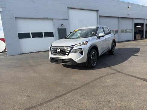 Used 2025 Nissan Rogue SV AWD/4WD image 19