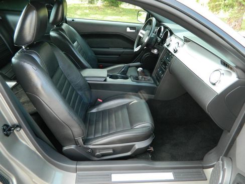 Used 2005 Ford Mustang GT Premium image 12
