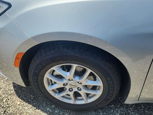Used 2024 Chrysler Pacifica Touring-L FWD image 9