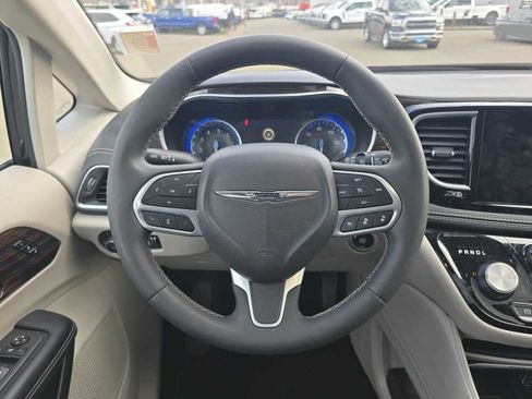 Used 2023 Chrysler Pacifica Limited image 11