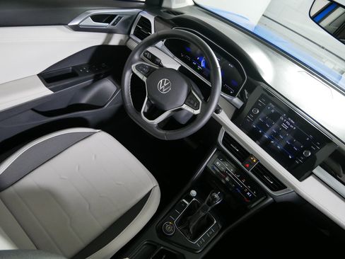 Used 2025 Volkswagen Taos SE image 9