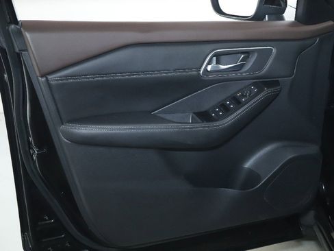 Used 2021 Nissan Rogue SV w/ Premium Package image 16