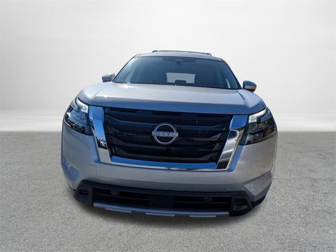 New 2025 Nissan Pathfinder SL image 9