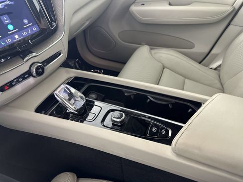 Used 2023 Volvo XC60 B5 Ultimate w/ Protection Package Premier FWD image 21