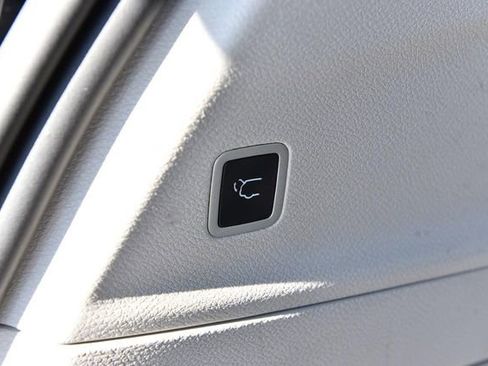 Used 2024 Chrysler Pacifica Select image 25