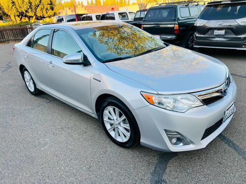 Used 2013 Toyota Camry XLE w/ Leather Pkg image 2