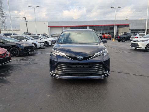 Certified 2023 Toyota Sienna Platinum image 3