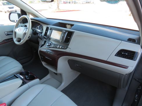 Used 2011 Toyota Sienna XLE image 38