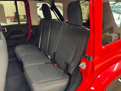Used 2025 Jeep Wrangler Unlimited Sahara AWD/4WD image 38