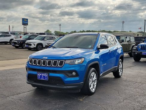 Used 2025 Jeep Compass Latitude AWD/4WD image 2