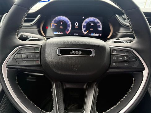 Used 2025 Jeep Grand Cherokee Altitude AWD/4WD image 10
