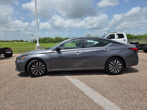 Used 2024 Nissan Altima 2.5 SV FWD image 4