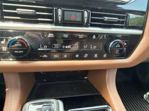 Used 2022 Nissan Pathfinder Platinum w/ Cargo Package AWD/4WD image 16