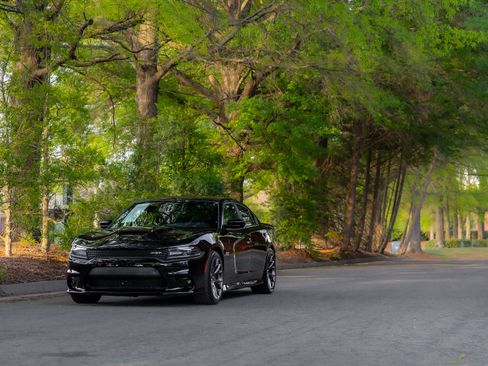 Used 2016 Dodge Charger SRT w/ Harman/Kardon Audio Group image 38