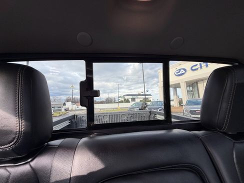 Used 2023 Nissan Frontier SV w/ SV Premium Package image 27