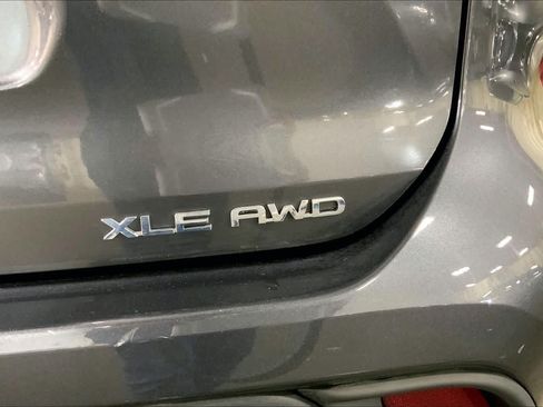 Used 2023 Toyota Highlander XLE AWD/4WD image 10