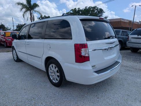 Used 2014 Chrysler Town & Country Touring FWD image 5