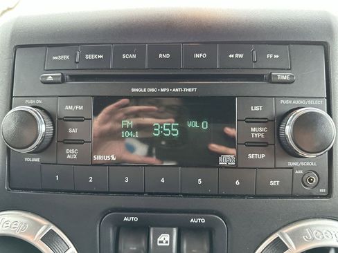 Used 2016 Jeep Wrangler Unlimited Rubicon image 16