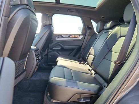 Certified 2024 Porsche Cayenne image 9