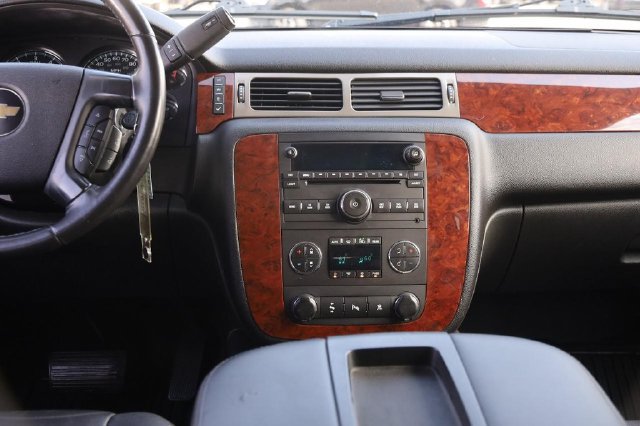 Used 2009 Chevrolet Suburban LT w/ Luxury Package RWD image 24