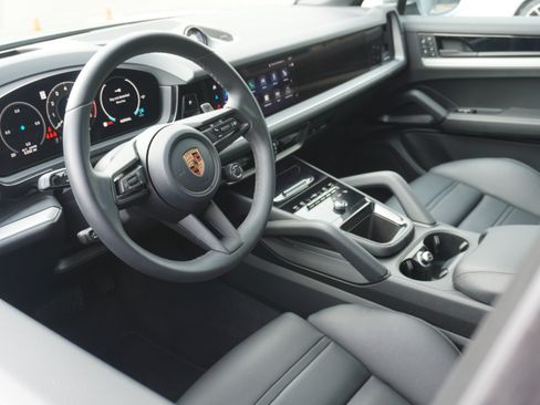 Certified 2026 Porsche Cayenne Coupe AWD/4WD image 4
