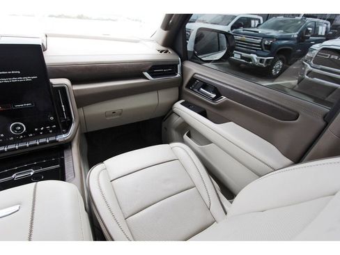 Used 2025 GMC Yukon XL Denali w/ Sun & Power Step Package image 10
