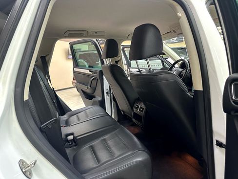 Used 2015 Volkswagen Touareg Sport image 34