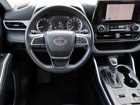 Used 2024 Toyota Highlander LE image 4